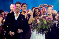 Gewinnerin Melanie Rene, Mitte, aus Genf freut sich neben Moderator Sven Epiney, links, an der Entscheidungsshow des Schweizer Fernsehens SRF zum Eurovision Song Contest. (Bild: ENNIO LEANZA)