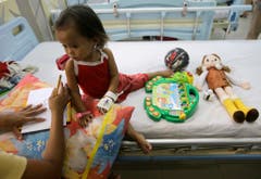 Die internationale Hilfsorganisation "Action Against Hunger" ist nach wie vor in den Philippinen präsent. (Bild: Keystone)
