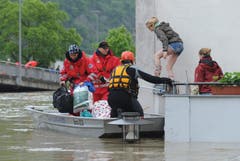 Damit erreichten die Fluten bereits einen höheren Stand als beim historischen Hochwasser 1954. (Bild: Keystone)