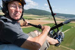 Toni Roth fliegt an der Flugdemonstration der Motorschirme. (Bild: Keystone / ENNIO LEANZA)