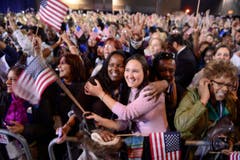 Obamas Anhänger liegen sich in den Armen und feiern. (Bild: Keystone)