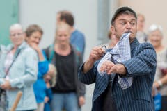 Der Strassenkünstler Rufino Clown aus Italien. (Bild: Urs Flüeler/Keystone)