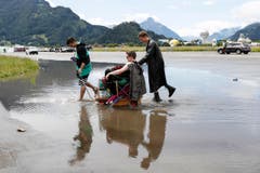 Das Festivalgelände steht unter Wasser. (Bild: Keystone / Peter Klaunzer)