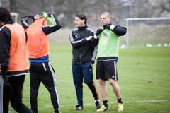 2013: Nach zwei Jahren als Nachwuchstrainer wird Seoane interimistischer Cheftrainer. Hier im Training mit Pajtim Kasami (rechts). (Bild: Manuela Jans)