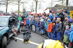 Zur Show gehörte auch die Rettung einer Puppe aus einem verunfallten Auto. (Bild: Christoph Riebli / Neue OZ)