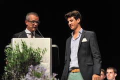 Rektor David Schuler (links) mit Ricardo Feldmann, der einen Rückblick auf seine Lehre hielt. (Bild: Urs Hanhart)
