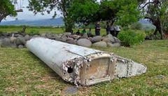 This image taken from video, shows a piece of debris from a plane, Wednesday, July 29, 2015, in Saint-Andre, Reunion. Air safety investigators, one of them a Boeing investigator, have identified the component as a "flaperon" from the trailing edge of a Boeing 777 wing, a U.S. official said. Flight 370, which disappeared March 8, 2014, with 239 people on board, is the only 777 known to be missing. (Reunion 1ere via AP) FRANCE OUT (Bild: Keystone)