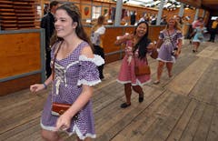 Die Frauen stürmen in ein Bierzelt. (Bild: Keystone / Karl-Josef Hildenbrand)
