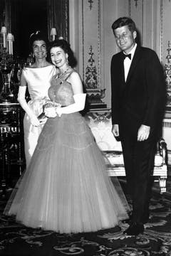Mächtiger Besuch 1961: Queen Elisabeth empfängt den damaligen amerikanischen Präsidenten John F. Kennedy und dessen Frau Jacqueline. (Bild: Keystone)