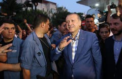 Der türkische Präsident Recep Tayyip Erdogan sprach zu seinen Anhängern vor seiner Residenz in Istanbul. (Bild: EPA/STR)