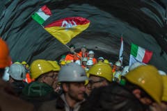 Bauarbeiter feiern den erfolgreichen Durchstoss der Weströhre am Ceneri-Basistunnel. (Bild: Keystone)