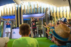 Auch Goalie David Zibung stellt sein neues Trikot vor und wird von den Fans mit Zuwinken empfangen. (Bild: Roger Grütter / Neue LZ)