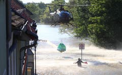 Die Bundeswehr bringt in Schönebeck (Sachsen-Anhalt) Sandsäcke. (Bild: Keystone)