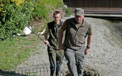 Nach wenigen Minuten sind die Eier gestochen – und die beiden entfernen sich wieder vom Nest. (Bild: Corinne Glanzmann (Neue NZ))