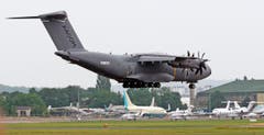 Der Airbus A400M im Landeanflug. (Bild: REMY DE LA MAUVINIERE / POOL)