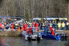 Einsatzkräfte bei der Unglücksstelle Nahe Bad Abling. (Bild: AP/Matthias Schrader)