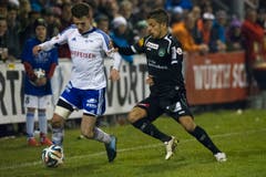 Buochs-Spieler David Schuler (links) verfolgt von Roberto Rodriguez vom St. Gallen. (Bild: Keystone)