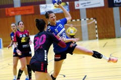 Zug mit Laura Masset (am Ball) zeigt Spono Eagles mit Ivana Ljubas (links) den Meister. (Bild: Werner Schelbert)