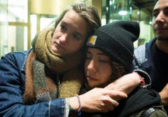 Trauernde Frauen vor der französischen Botschaft in Montreal. (Bild: AP/Graham Hughes)