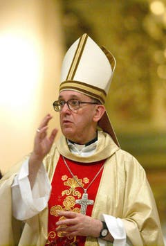 Eine Aufnahme von Bischof Jorge Bergoglio vom 6. April 2005. (Bild: Keystone)