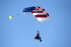 "Jetman" Yves Rossy landet nach dem Flug mit seinem portablen Duesenantrieb. (Bild: Keystone)