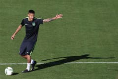 NEYMAR. - Sein Wirbelbruch im Viertelfinal der Fussball-WM 2014 gegen Kolumbien traf Brasilien bis ins Mark. Ohne ihren Superstar erlebte die Seleção schliesslich im Halbfinal ein 1:7-Debakel im eigenen Land gegen den späteren Weltmeister Deutschland. «Wir werden alles tun, um dem brasilianischen Volk die Freude zurückzubringen», kündigte der Stürmer des FC Barcelona an. Gold wäre ein Stück Wiedergutmachung - und eine Premiere für Brasilien im olympischen Männer-Turnier. 2012 ging der Final gegen Mexiko 1:2 verloren. (Bild: AP / Eraldo Peres)