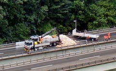 Die Ziegelsteine werden verladen. (Bild: helinews.ch)
