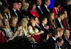 Lange Gesichter bei den republikanischen Anhängern: Mitt Romney unterliegt Barack Obama. (Bild: Keystone)