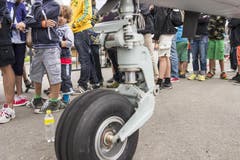 Flugfans stehen an, um das Cockpit eines ALCA L-159 der Tschechischen Luftwaffe zu besteigen (Bild: Keystone)