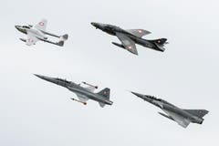 4 Schulungsjets verschiedener Epochen der Schweizer Luftwaffe, von links, die Vampire DH-115, der Tiger 55-E, der Hawker Hunter und die Mirage III DS fliegen in Formation (Bild: Keystone)