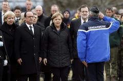 Die deutsche Bundeskanzlerin Angela Merkel (3. von links) sprach mit Einsatzkräften und informierte sich aus erster Hand über die schwierige Bergung von Trümmern und Opfern. Sie wird von Nordrhein-Westfalens Ministerpräsidentin Hannelore Kraft und dem französischen Präsidenten François Hollande begleitet. (Bild: Keystone)