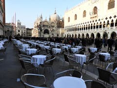 Keine Zeit zum Kaffee-Trinken, hier in Venedig sind die wunderschönen Masken in den Gassen und verzaubern die Touristen. (Bild: Margrith Imhof-Röthlin)