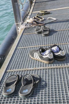 Sie warten auf ihre Besitzer, welche noch auf dem See sind.... (Bild: André A. Niederberger / Neue NZ)
