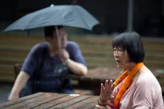 Dai Shuqin, 62, spricht über ihre Gefühle, nachdem sie vom Fund des Wrackteils gehört hat. Dai Shuqin verlor beim Unglück Familienangehörige, unter anderen ihre Schwester. (Bild: Keystone)