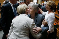 Gabi Huber, FDP-Fraktionspraesidentin, links, verabschiedet sich von Jacqueline Fehr (SP-ZH), rechts, im Nationalrat, am Freitag, 25. September 2015 am letzten Tag der Herbstsession der Eidgenoessischen Raete in Bern. (KEYSTONE/Peter Klaunzer) (Bild: PETER KLAUNZER)