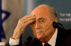 FIFA-Präsident Sepp Blatter: Ihm müssen die Vorgänge zu denken geben. (Bild: AP Photo / Tsafrir Abayov)
