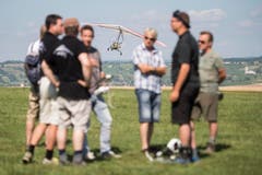 Besucher verfolgen die Flugdemonstration der Motorschirme. (Bild: Keystone / ENNIO LEANZA)