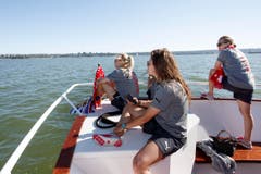Geniessen die Aussicht: (v.l.n.r.) Die Spielerinnen Lara Dickenmann, Ramona Bachmann und Vanessa Bürki. (Bild: KEYSTONE / SALVATORE DI NOLFI)