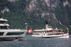 Das neue Motorschiff (links) wird vom Dampfschiff Unterwalden willkommen geheissen. (Bild: Alexandra Wey / Keystone)