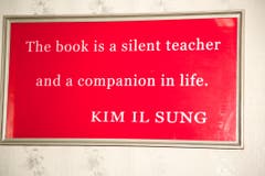 «Das Buch ist ein stiller Lehrer und ein Weggefährte fürs Leben», so die Übersetzung dieses Zitats von Kim Il Sung. (Bild: Martin von den Driesch)