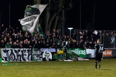 Roberto Rodriguez vom FC St. Gallen lässt sich nach seinem erfolgreichen Penalty von den mitgereisten Fans feiern. (Bild: Keystone)