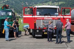 Die Lastwagen werden genau unter die Lupe genommen. (Bild: Boris Bürgisser, Luzerner Zeitung / Alpnach, 27.05.2017)