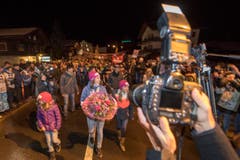 Ganz Unteriberg ist auf den Beinen. (Bild: Keystone/Urs Flüeler)