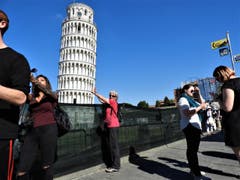 Klar versuchen alle Besucher diesen schiefen Turm von Pisa in die Senkrechte zu drücken, aber irgendwann lassen die Kräfte nach ! (Bild: Margrith Imhof-Röthlin)