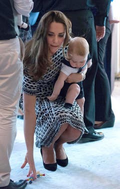 Mama Kate hebt für Prinz George ein Spielzeug auf. (Bild: Keystone)