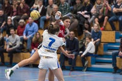 Nadia Fellmann von Stans wird geblockt von GC-Spielerin Annic Dormann (Bild: Roger Grütter)