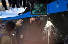 Aus einem Polizeifahrzeug erhält ein Demonstrant eine Dosis Pfefferspray. (Bild: AP Photo / Jose Luis Magana)