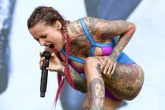 Nur die Sänger (auf dem Bild Jennifer Rostock) bleiben trocken. (Bild: Keystone / Peter Klaunzer)