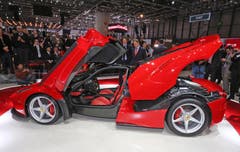 Hybridtechnologie vom Feinsten: «La Ferrari» vom gleichnamigen italienischen Hersteller, 916 PS (800 Benzin-PS und 163 Elektro-PS), was ihn in weniger als sieben Sekunden von 0 auf 200 schiessen lässt. (Bild: Keystone)