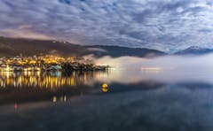 Nebelschwaden ziehen über den Zugersee. (Bild: Daniel Hegglin)